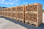 Brennholz auf Palette – Kaminholz im Holzrahmen
